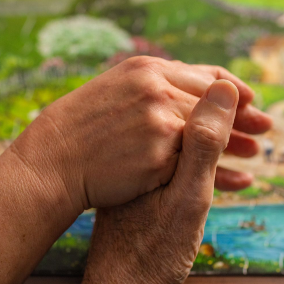 js-screenshot-es Las manos de dos personas aferrándose